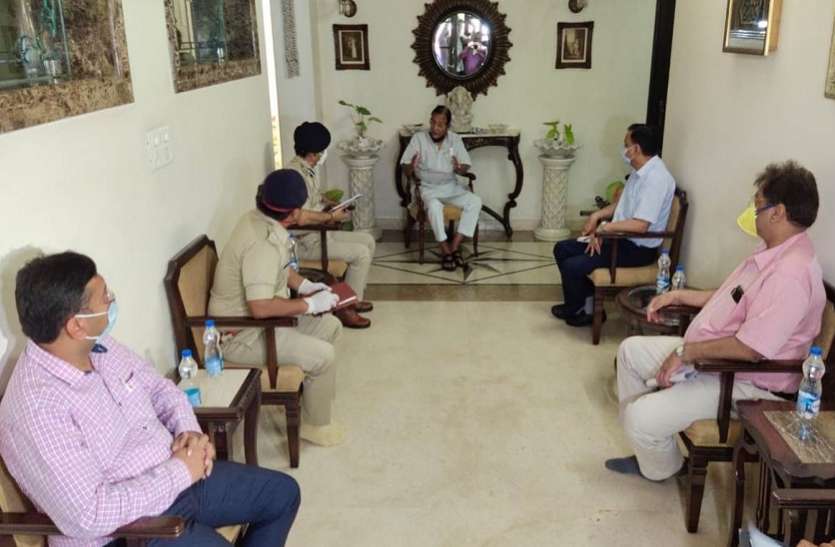 नगरीय विकास मंत्री ने कोटा पहुंचकर ली अधिकारियों की बैठक, लापरवाही बर्दाश्त नहीं होगी नगरीय विकास मंत्री ने कोटा पहुंचकर ली अधिकारियों की बैठक, लापरवाही बर्दाश्त नहीं होगी