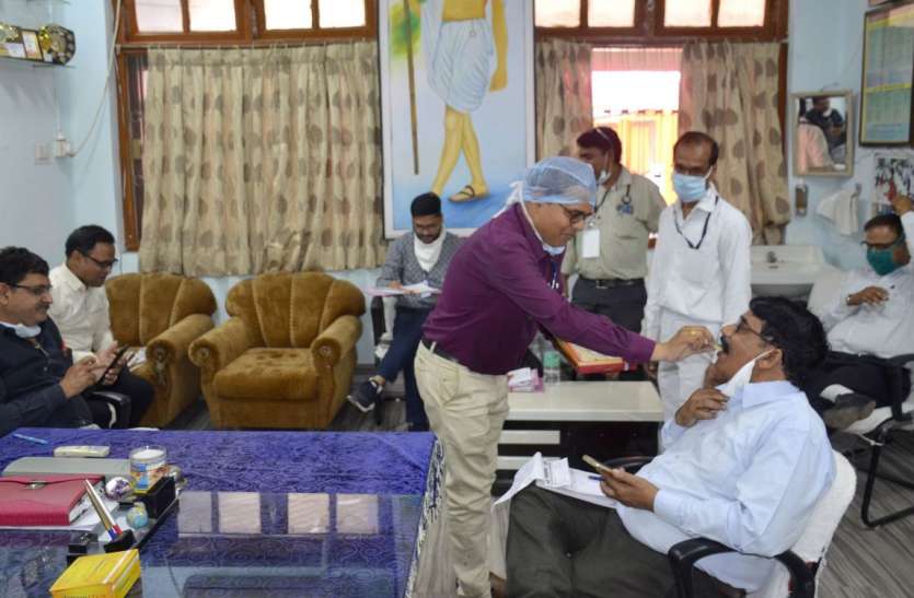 कोरोना की ड्यूटी में लगे डॉक्टर ने अस्पताल में मनाया जन्मदिन खंडवा के लिए राहत की खबर, 11 लोगों की रिपोर्ट आई नेगिटिव