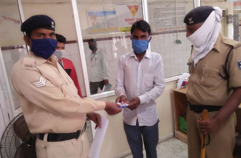 जिला अस्पताल में युवक की जेब से गिर गए पैसे, अस्पताल चौकी स्टॉफ ने वापस लौटाए जिला अस्पताल में युवक की जेब से गिर गए पैसे, अस्पताल चौकी स्टॉफ ने वापस लौटाए