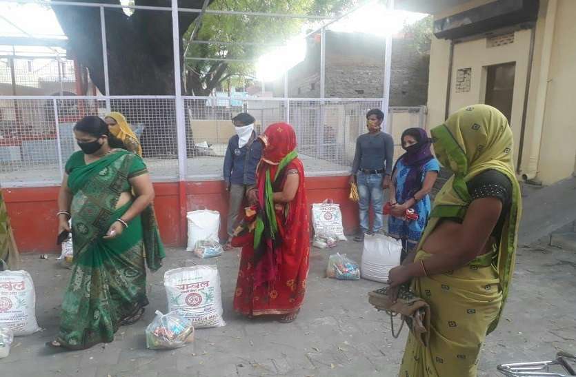 bharti11.jpg कोरोना की जंग में कई मोर्चे संभाल रही है सेवाभारती महिला मंडल की कार्यकर्ता