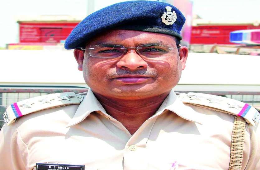 Corona karmaveer : परिवार से पहले duty को प्राथमिकता दे रहे पुलिसकर्मी Corona karmaveer : परिवार से पहले duty को प्राथमिकता दे रहे पुलिसकर्मी