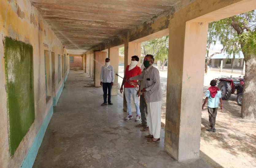 गांवों में सेनेटाइजर का चल रहा अभियान गांवों में सेनेटाइजर का चल रहा अभियान