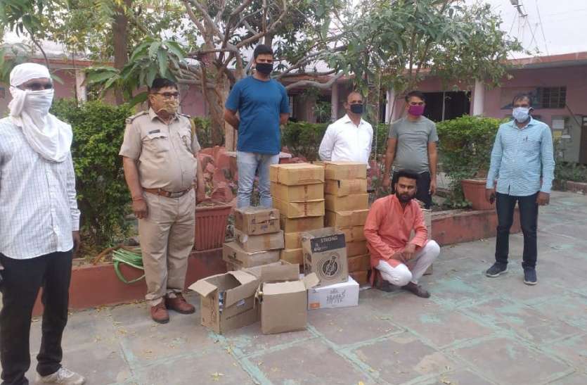 किराने की दुकान में मिली शराब की पेटियां, पुलिस ने की जब्त किराने की दुकान में मिली शराब की पेटियां, पुलिस ने की जब्त