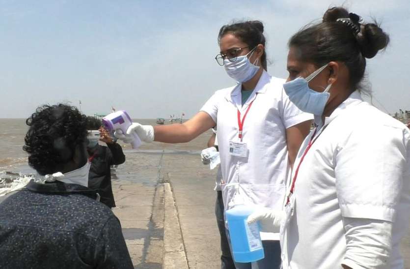 Corona News: वेरावल से 32 मछुआरे बोट से दमण लौटे पॉजिटिव मरीजों के इलाकों में घर-घर होगा सर्वे