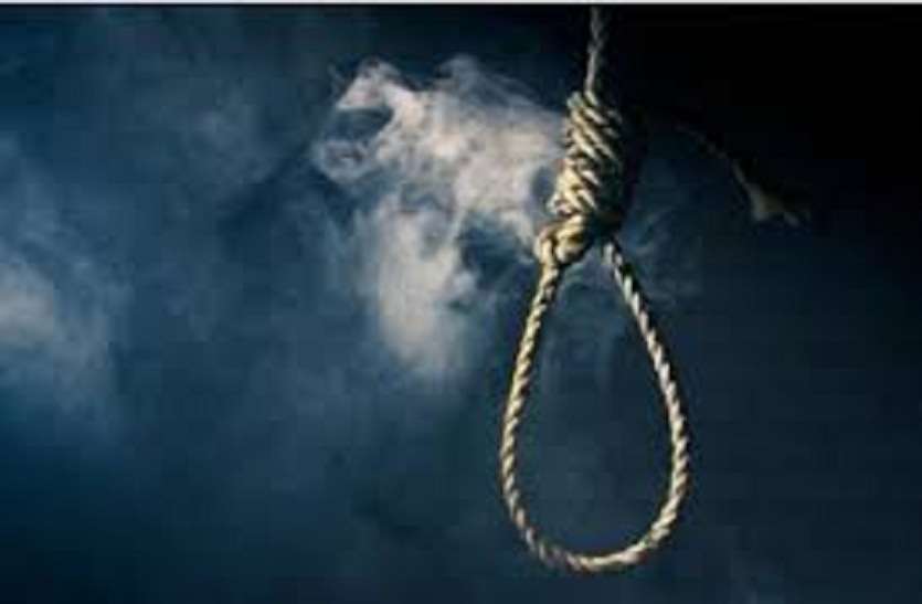 Worker going from Poona to Sagar hanged near Angaur पूना से सागर जा रहे मजदूर ने अनगौर के पास लगाई फांसी