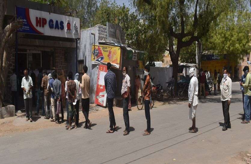गैस सिलेंडर लेने व नम्बर रजिस्टे्रशन को लग रही कतार गैस सिलेंडर लेने व नम्बर रजिस्टे्रशन को लग रही कतार