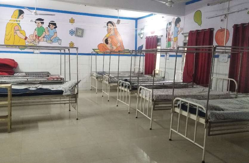 संक्रमण के भय से वार्डों में भर्ती नहीं किए जा रहे कुपोषित बच्चे, वार्ड खाली पड़े, घर पहुंचाया जा रहा पोषण आहार संक्रमण के भय से वार्डों में भर्ती नहीं किए जा रहे कुपोषित बच्चे, वार्ड खाली पड़े, घर पहुंचाया जा रहा पोषण आहार