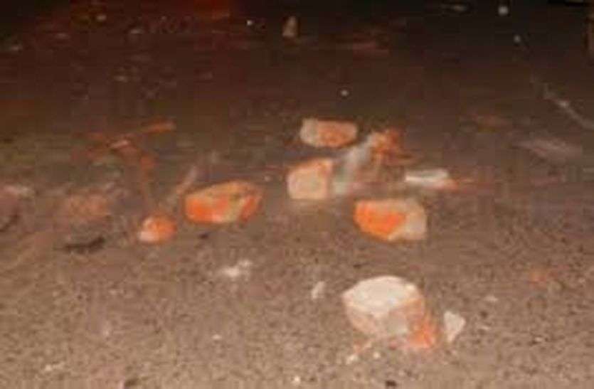 प्रधानमंत्री की अपील पर मंदिर में दीपक जलाने वालों पर पथराव करने वाले यह तीन आरोपी गिरफ्तार, एसपी ने देखा मौका पीएम मोदी की अपील पर मंदिर में दीपक जलाने वालों पर पथराव करने वाले यह तीन आरोपी गिरफ्तार, एसपी ने देखा मौका