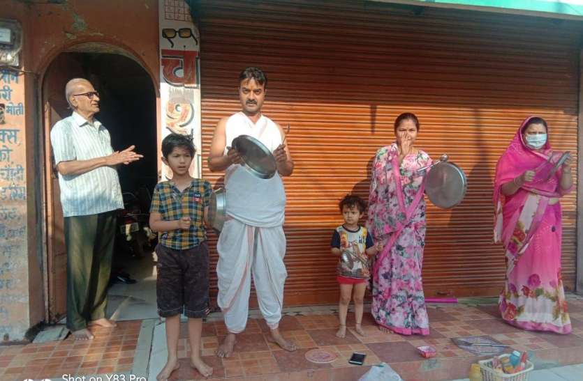 घरों पर मनाया महावीर भगवान का जन्मकल्याणक महोत्सव घरों पर मनाया महावीर भगवान का जन्मकल्याणक महोत्सव