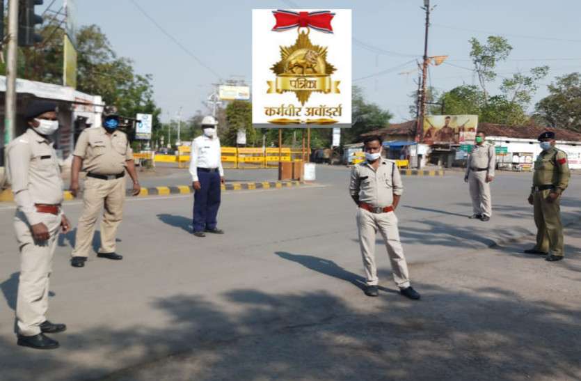 कोरोना के खिलाफ जंग लड़ रहा पुलिसकर्मी किसी योद्धा से कम नहीं, अपना फर्ज निभाने हर घड़ी तैयार हैं कर्मवीर कोरोना के खिलाफ जंग लड़ रहा पुलिसकर्मी किसी योद्धा से कम नहीं, अपना फर्ज निभाने हर घड़ी तैयार हैं कर्मवीर