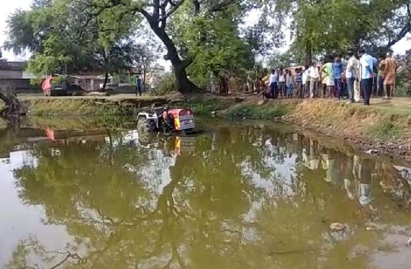 ट्रैक्टर इंजन पलटा, मासूम की दब जाने से मौत, बाल-बाल बची दो बच्चों की जान ट्रैक्टर इंजन पलटा, मासूम की दब जाने से मौत, बाल-बाल बची दो बच्चों की जान