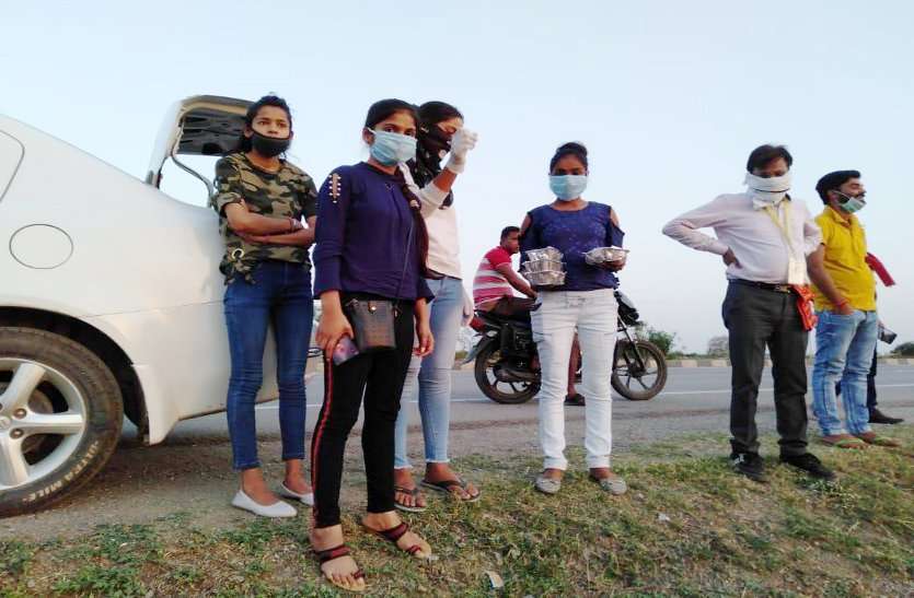 vrg collage student provide food for people in gwalior during lockdown