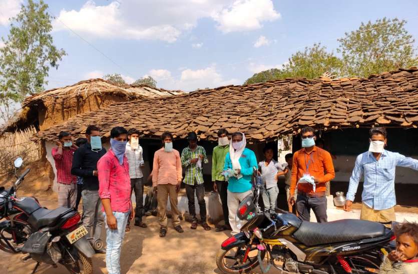 सिरोंज। ग्रामीणों को इस तरह निशुल्क वितरित किए गए मास्क और सेनिटाइजर। कोरोना वायरस के संक्रमण से बचाने ग्रामीणों को वितरित किए निशुल्क मास्क और सेनिटाइजर