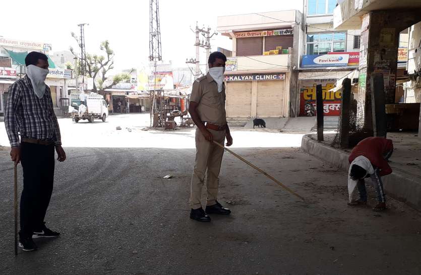 corona lockdown : समझाइश करते-करते थक गई पुलिस, सड़कों को घूमने वालों को बना रही कूकडू-कू corona lockdown : समझाइश करते-करते थक गई पुलिस, सड़कों को घूमने वालों को बना रही कूकडू-कू