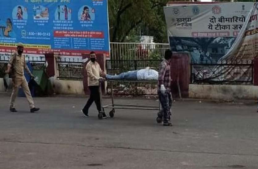 Encounter between police and miscreants during lockdwon लॉकडाउन के दौरान पुलिस और बदमाशों के बीच मुठभेड़ , शेरा खान को लगी गोली