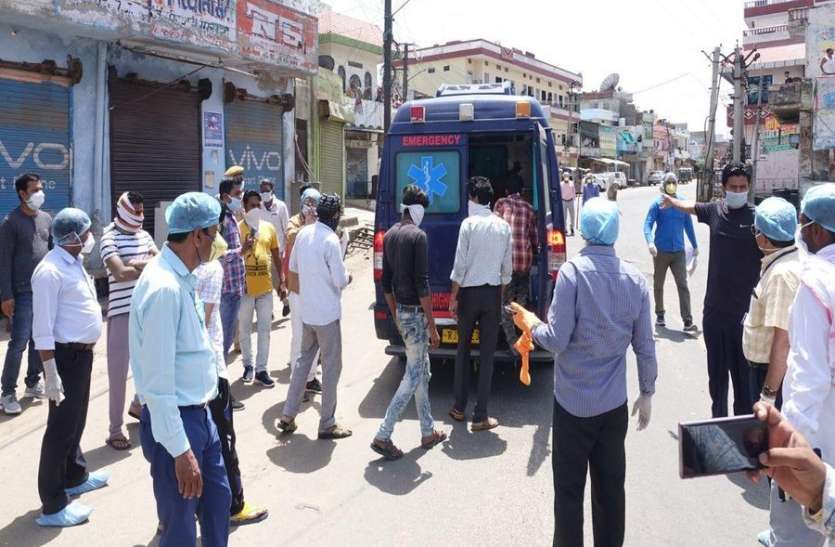 कोरोना: सैम्पल लेने के लिए समझाया तो आए बाहर कोरोना: सैम्पल लेने के लिए समझाया तो आए बाहर