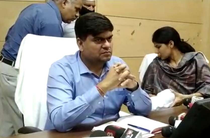 meerut डीएम ने कहा- संदिग्ध के दिखने पर दें तुरंत सूचना, सोशल डिस्टेंस का ख्याल नहीं रखने वालों पर अब होगी कड़ी कार्रवाई