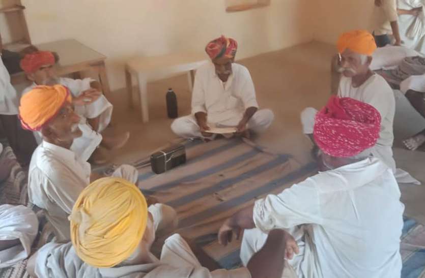 न बिजली न नेटवर्क रेडियो सुन रहे है , रामायण तो हमें भी देखनी है पर कैेसे? न बिजली न नेटवर्क रेडियो सुन रहे है , रामायण तो हमें भी देखनी है पर कैेसे?