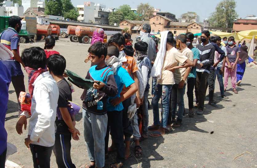 मध्याह्न भोजन का खाद्यान्न लेने उमड़ी बच्चों की भीड़, कतार में सटकर खड़े कराए बच्चे मध्याह्न भोजन का खाद्यान्न लेने उमड़ी बच्चों की भीड़, कतार में सटकर खड़े कराए बच्चे