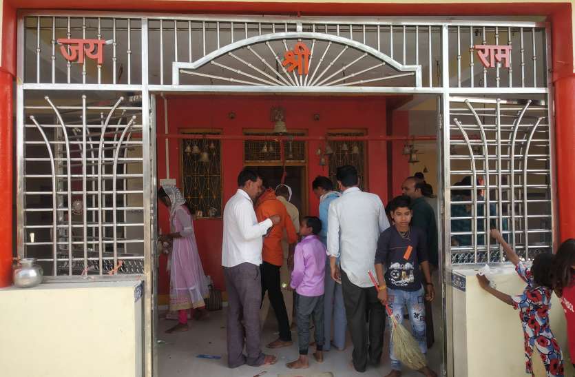 मंडीबामोरा। इस तरह सुबह हनुमान मंदिरों में दर्शन करने पहुंचे श्रद्धालु। सुबह लॉकडाउन की ढील में माथा टेकने पहुंचे सैकड़ो श्रद्धालु