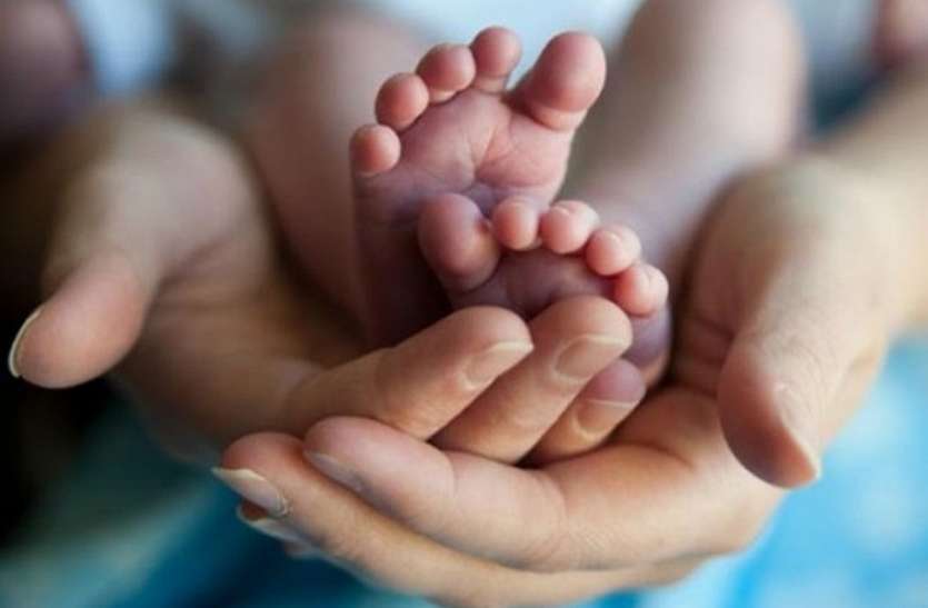 महिला ने बिना हाथ वाले बच्चे को दिया जन्म, बच्चे को देखने के लिए जमा हो रही लोगों की भीड़ महिला ने बिना हाथ वाले बच्चे को दिया जन्म, बच्चे को देखने के लिए जमा हो रही लोगों की भीड़
