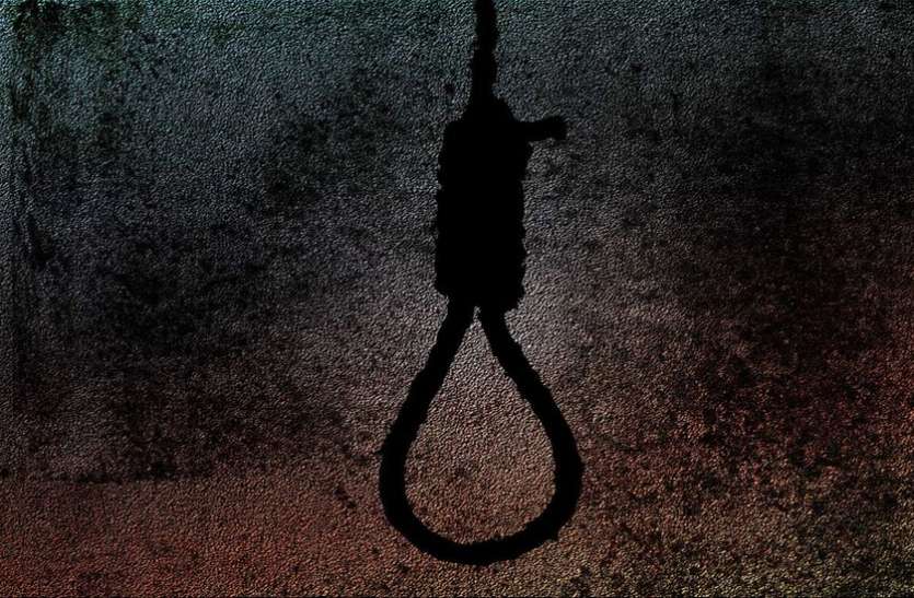 नाश्ता कर नहाने गई महिला ने ब्लाउज से फंदा लगाकर की खुदकुशी नाश्ता कर नहाने गई महिला ने ब्लाउज से फंदा लगाकर की खुदकुशी