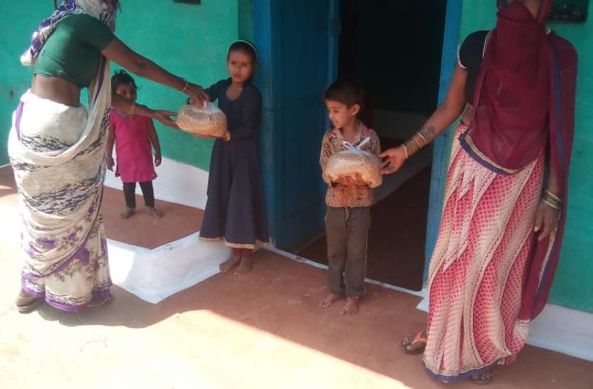 लटेरी। इस तरह घर-घर जाकर बच्चों को दिया जा रहा गेहूं, चावल। शिक्षक विद्यार्थियों के घर-घर जाकर दे रहे गेहूं, चावल