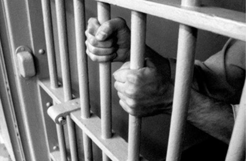 Police arrested salesman accused of corruption at home भ्रष्टाचार के आरोपी सेल्समैन को घर में दबिश देकर पुलिस ने किया गिरफ्तार