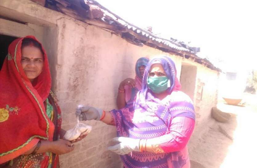rewa लॉकडाउन के चलते आगनबाड़ी कार्यकर्ताओं ने संभाला मोर्चा, बच्चों और महिलाओं के घर पहुंचा रहीं पोषण आहार