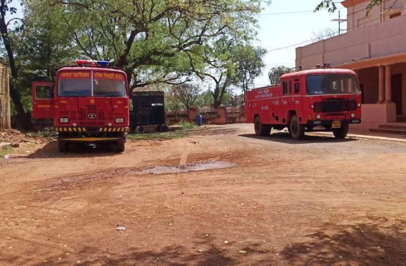 नपा परिसर में खड़ीं फायरब्रिगेड, कागजों में हो रहा शहर सेनेटाइज नपा परिसर में खड़ीं फायरब्रिगेड, कागजों में हो रहा शहर सेनेटाइज