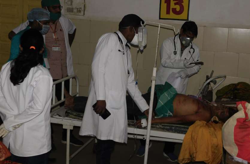 Railway employee cut throat with blade घर में झगड़े के बाद रेलवे कर्मचारी ने खुद को दी ऐसी सजा कि कांप गई रूह