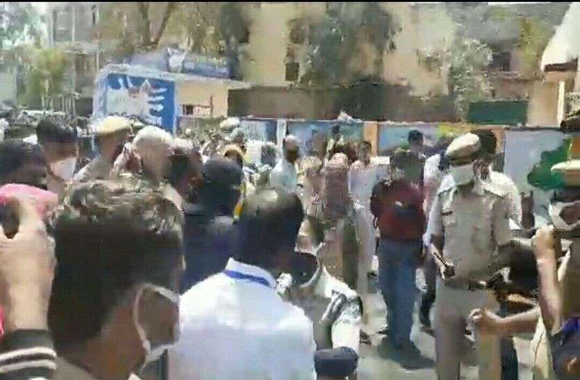 agitation in ajmer Agitation: अजमेर कलक्ट्रेट पर हुआ बवाल, दिखा लॉकडाउन में ये माहौल..