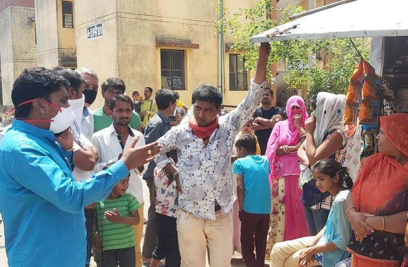 चम्बल नदी के तट पर बसी कॉलोनियों में पानी के लिए मचा हाहाकार चम्बल नदी के तट पर बसी कॉलोनियों में पानी के लिए मचा हाहाकार