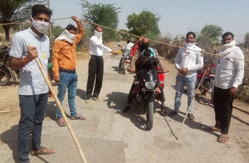 जगह-जगह लगाए अवरोध, युवकों ने शुरू की नाकाबंदी जगह-जगह लगाए अवरोध, युवकों ने शुरू की नाकाबंदी