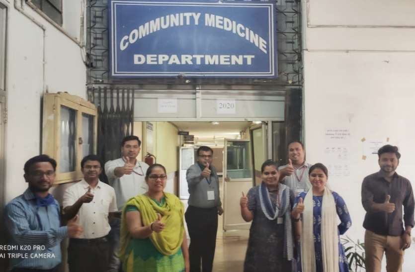 कोरोना के कर्मवीर: मेडिकल कॉलेज के कम्प्यूनिटी मेडिसीन के डॉक्टर तैयार कर रहे कोरोना से जीतने 'हथियार' कोरोना के कर्मवीर: मेडिकल कॉलेज के कम्प्यूनिटी मेडिसीन के डॉक्टर तैयार कर रहे कोरोना से जीतने 'हथियार'