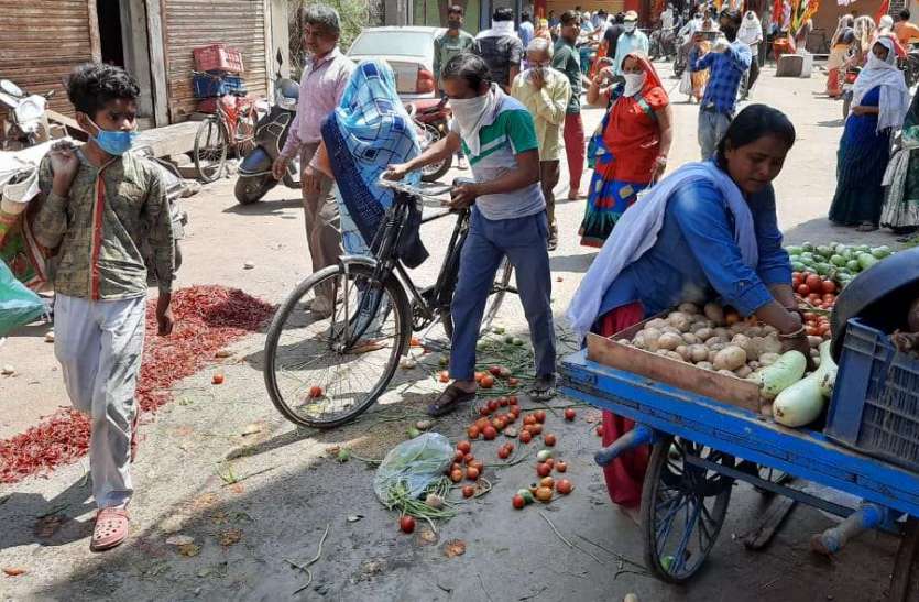 The shops are putting down vegetable power by the vegetable दुकानदार पैसा लेकर दुकान के बाहर फुटपाथ पर लगवा रहे सब्जी की दुकानें