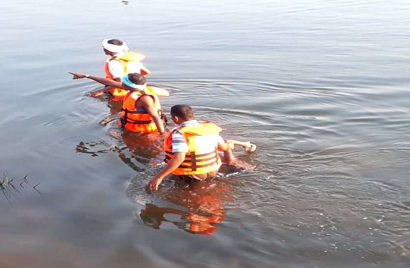 घरवालों की नजर से बजकर नहाने गए दो बच्चे तांदुला नहर में बहे, मासूमों की लाश देखकर बदहवास हुई मां घरवालों की नजर से बचकर नहाने गए दो बच्चे तांदुला नहर में बहे, मासूमों का शव देखकर बदहवास हुई मां