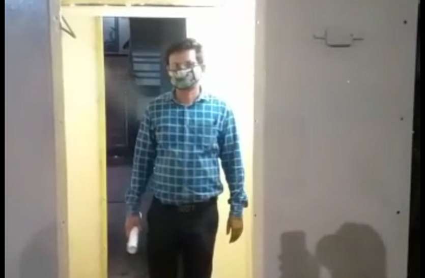 itarsi, ac shed, sanitisation chamber, railway employee जबलपुर जोन में इटारसी एसी शेड की उपलब्धि, इंजन के कबाड़ से बनाया सेनेटाइजेशन चैंबर