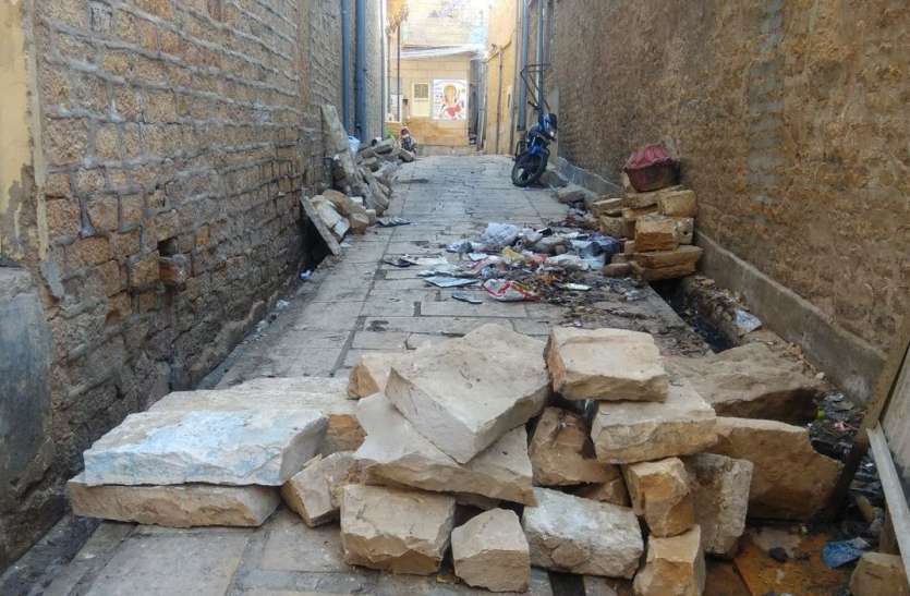 सुरक्षा के नाम पर 'दबंगई' -शहर की गलियों में मनमाने ढंग से रोक दिए गए रास्ते सुरक्षा के नाम पर 'दबंगई' -शहर की गलियों में मनमाने ढंग से रोक दिए गए रास्ते