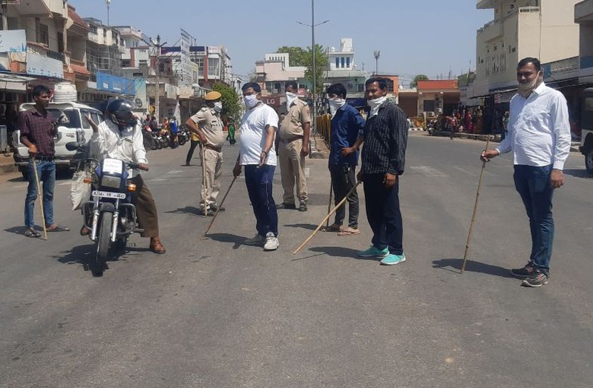 लॉक डाउन के बीच भी दौड़ा रहे बाइक, पुलिस ने सिखाया ऐसा सबक लॉक डाउन के बीच भी दौड़ा रहे बाइक, पुलिस ने सिखाया ऐसा सबक