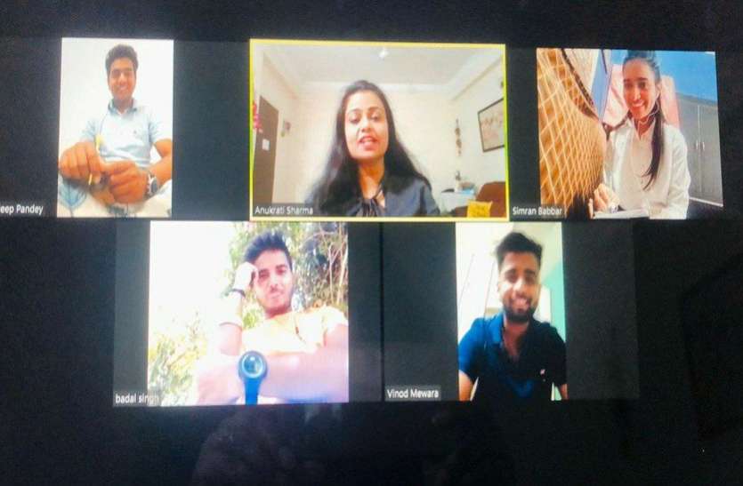 विश्वविद्यालयों में ऑनलाइन लेक्चर से पढ़ रहे विद्यार्थी विश्वविद्यालयों में ऑनलाइन लेक्चर से पढ़ रहे विद्यार्थी
