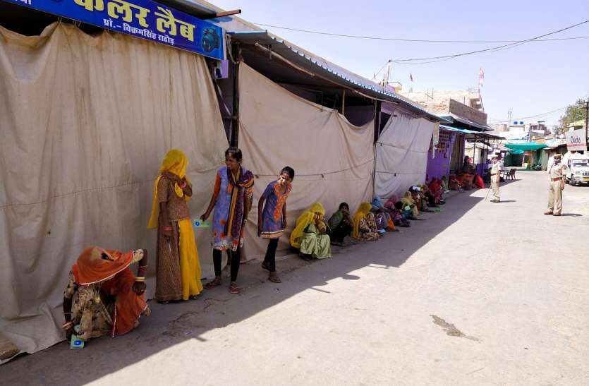 अब बैंकों के बाहर लगने लगी लंबी कतारें... अब बैंकों के बाहर लगने लगी लंबी कतारें...
