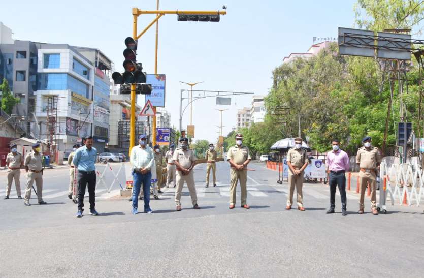 Gujarat: राजकोट के कोरोना ग्रस्त जंगलेश्वर इलाके में एक हजार से ज्यादा स्वास्थ्यकर्मी लगे Gujarat: राजकोट के कोरोना ग्रस्त जंगलेश्वर इलाके में एक हजार से ज्यादा स्वास्थ्यकर्मी लगे