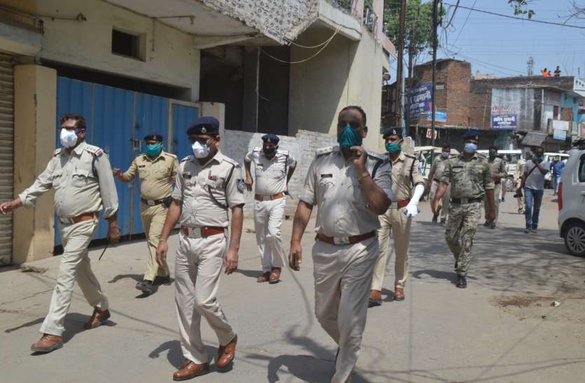 Police roaming around the locality to follow the lock down corona virus : लॉक डाउन का पालन कराने मोहल्लों में घूमती रही पुलिस