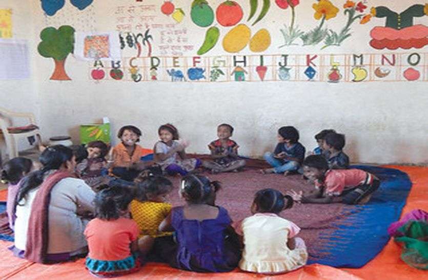 राजस्थान में अब व्हाट्स एप से होगी पढ़ाई, शिक्षकों व अभिभावकों के बनेंगे ग्रुप राजस्थान में अब व्हाट्स एप से होगी पढ़ाई, शिक्षकों व अभिभावकों के बनेंगे ग्रुप