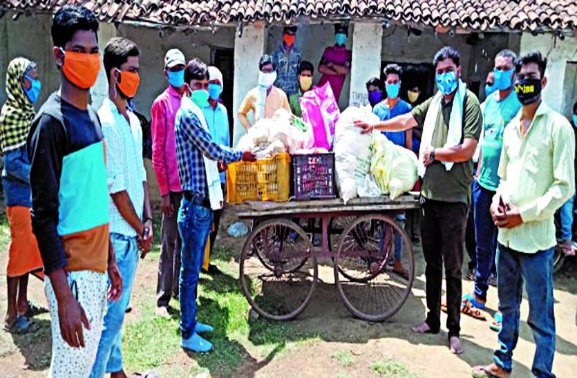 Gave rice to the needy in village Basula, giving masks - Follow the rules बगैर मास्क के घूमने पर होगी अब शक्ति