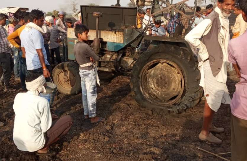 पठारी। आग बुझाते समय इस तरह ट्रैक्टर भी जला। आगजनी में 35 बीघा फसल सहित ट्रैक्टर जलकर खाक