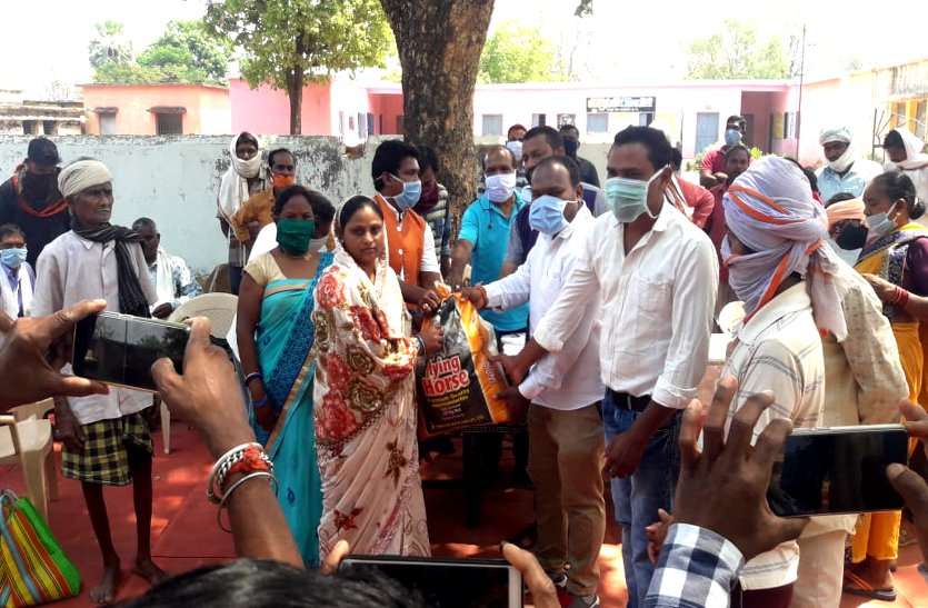 कलेक्टर समझाते रहे कोरोना कितना खतरनाक, इधर भीड़ जमाकर मंत्री, विधायक, नेताओं ने निकाल दी सोशल डिस्टेसिंग की हवा कलेक्टर समझाते रहे कोरोना कितना खतरनाक, इधर भीड़ जमाकर मंत्री, विधायक, नेताओं ने निकाल दी सोशल डिस्टेसिंग की हवा