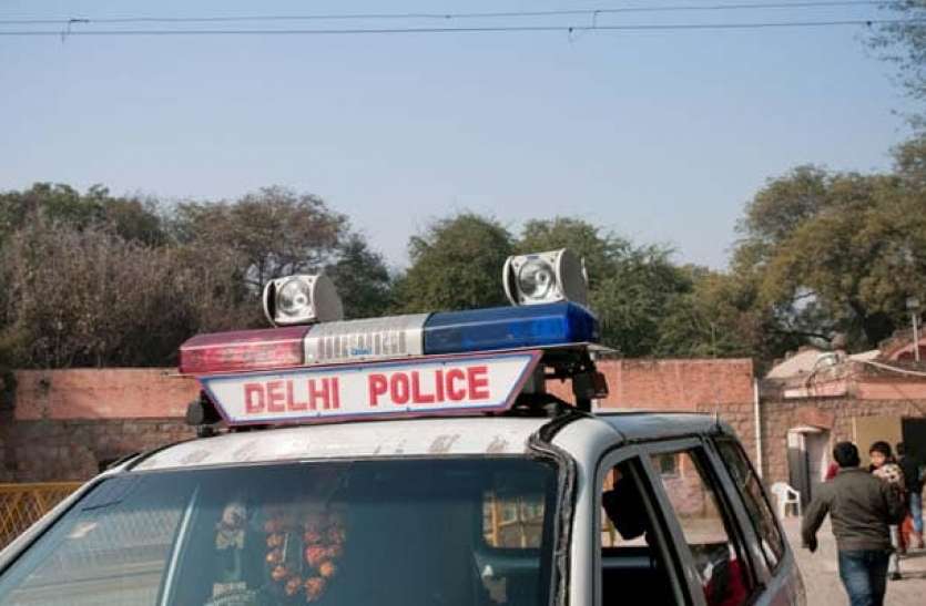 delhi_police_2.jpg दिल्ली: मुंडका थाने के SHO समेत 3 पुलिसकर्मियों ने खुद को किया होम क्वारंटाइन!