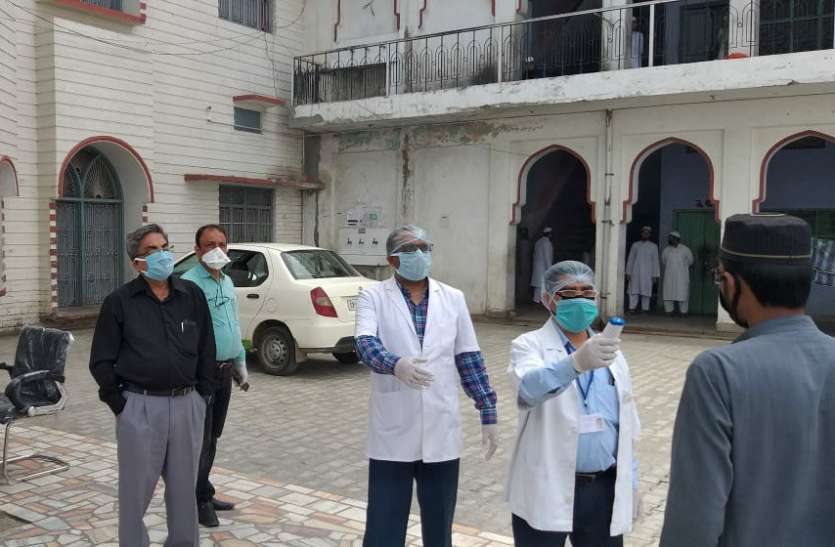 deoband.jpg Corona alert : दारुल उलूम देवबंद पहुंची स्वास्थ्य विभाग की टीम, तलबाओं की जांच शुरू